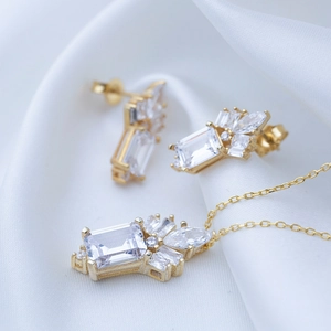 Luxury S925 silver needle jewelry set with emerald cut zircons on white silk