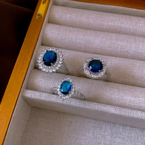 Tre anelli con zirconi blu scuro in stile vintage lusso in una scatola per gioielli