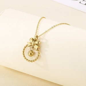 Collier doré élégant avec nœud papillon, anneau ajouré et pendentif perle ronde