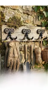 Tre ganci vintage in ghisa con design a baffi da gentiluomo per attrezzi da giardino