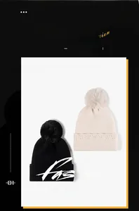Gros plan détaillé de bonnets d'hiver en tricot noir et beige avec de gros pompons
