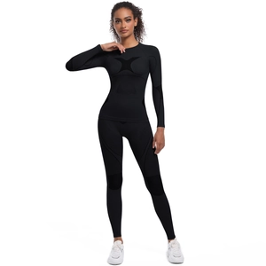 Détail d'un ensemble de sport noir sans couture avec maille respirante et zones de compression