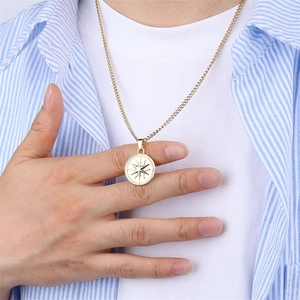 Détail du collier avec pendentif étoile boussole en or 18 carats porté par un mannequin