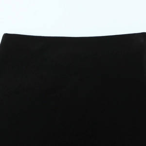 Jupe asymétrique en dentelle noire avec tissu en maille dense et éclat subtil