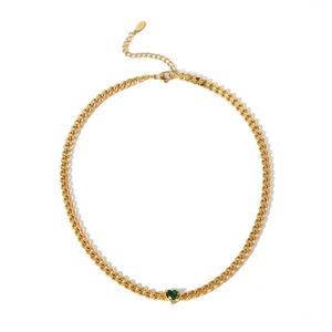 Détail du collier chaîne gourmette plaqué or 18 carats avec cristal vert en forme de cœur