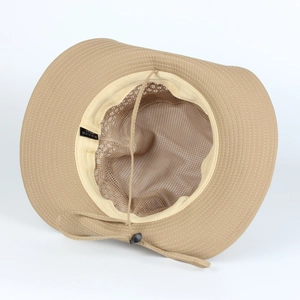 Détail du chapeau de soleil kaki avec doublure en maille et mentonnière ajustable