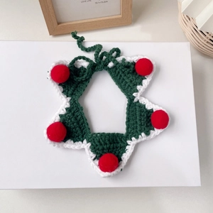 Détail du collier de Noël pour animaux avec tricot vert foncé et cinq pompons rouges