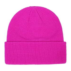 Dettaglio del berretto in maglia fucsia che mostra la trama del tessuto caldo e morbido