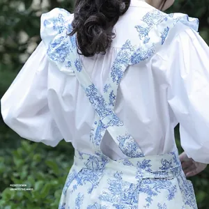 Tablier style français imprimé Toile de Jouy avec bretelles croisées dans le dos