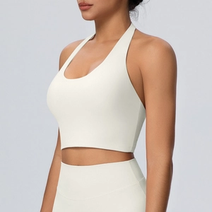 Vista laterale del reggiseno sportivo all'americana crema e leggings a vita alta