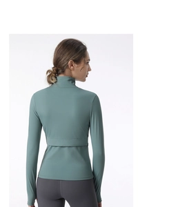 Vue arrière de la veste de sport femme à manches longues avec aération au dos