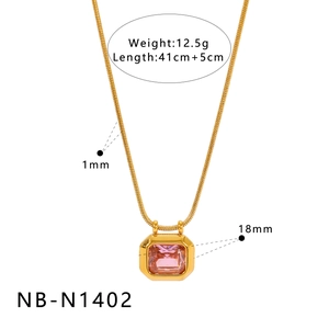 Détail du collier avec pendentif en zircon rose et mesures de la chaîne plaquée or
