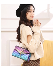 Détail du sac à chaîne dégradé arc-en-ciel avec texture tissée et décor doré en V