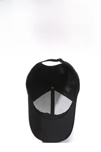 Dettaglio del cappello da baseball con rete traspirante, fascia interna e cinturino regolabile