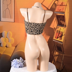 Détail du haut court imprimé léopard avec paillettes scintillantes et fines bretelles
