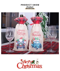 Détail de sacs à vin de Noël en toile de jute avec motifs de camions de nains et ruban