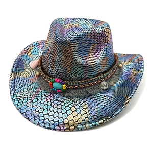 Chapeau de cowboy irisé motif serpent avec perles ethniques et détail turquoise