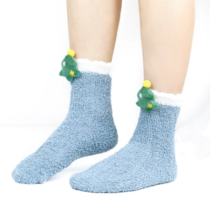 Nahaufnahme einer blauen Plüsch-Korallenfleece-Socke mit 3D-Weihnachtsbaum-Verzierung