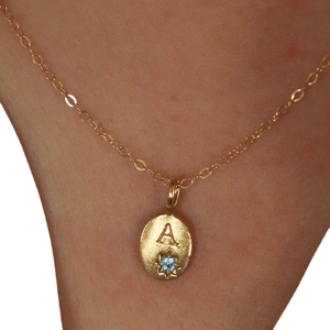 Collier en acier titane plaqué or 18K avec pendentif ovale, lettre A et zircon