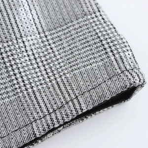 Mini-jupe à carreaux noirs et blancs avec paillettes transparentes pour look de fête