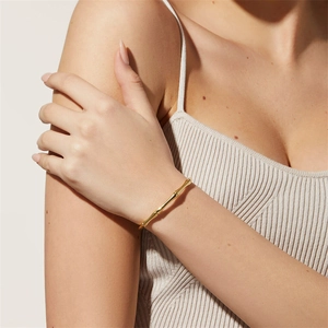 Bracelet jonc ouvert en acier inoxydable plaqué or 18 carats avec design bambou chic