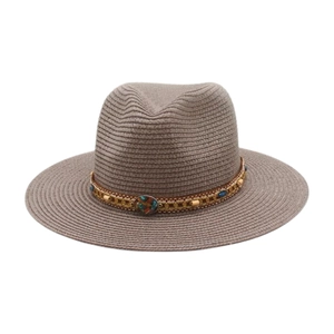 Détail du chapeau de paille gris avec ruban décoratif ethnique et perles turquoise