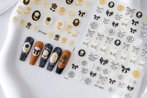 Ultradünne Nagelaufkleber mit Vintage-Rosen und Bären-Designs auf weißem Präsentationstablett