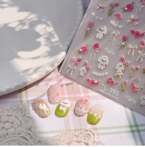 Détails macro de stickers ongles 3D avec tulipes et nœuds sur support de présentation