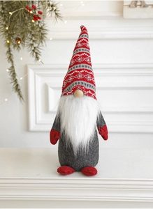 Gnome de Noël scandinave sur une cheminée avec décorations festives et lumière chaude
