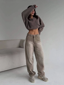 Jean marron rétro à taille haute et jambe large avec un pull en maille à col en v
