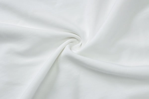 Gros plan détaillé du tissu blanc texturé et du motif plissé en spirale de la robe