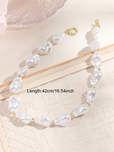 Detailed view of Baroque irregular pearl necklace with 42cm length specifications