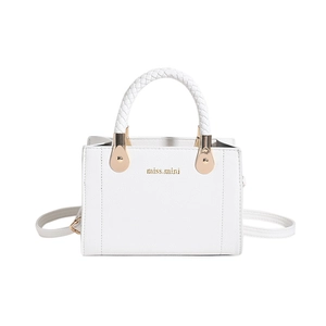 Sac bandoulière blanc à poignée tressée avec finitions dorées et texture croisée