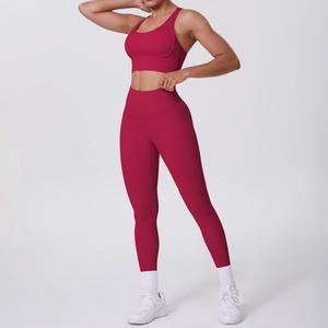 Détail d'un ensemble de yoga rouge sans couture avec soutien-gorge de sport et legging