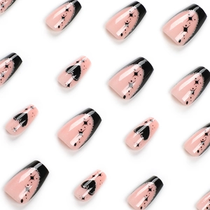 Faux ongles roses avec pointes French noires, motifs de cœur et d'étoile cercueil