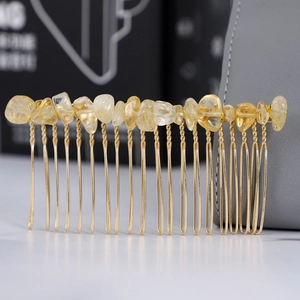 Dettaglio di un pettine per capelli fatto a mano con pietre di citrina e filo dorato