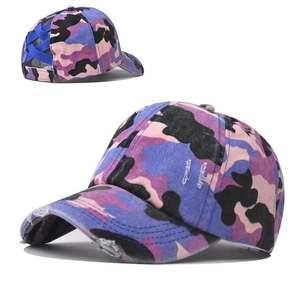 Détail de la casquette queue de cheval camouflage violet avec bandes élastiques bleues