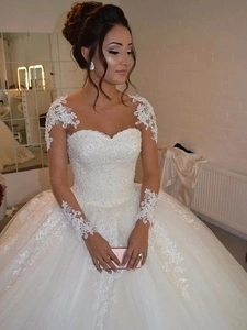 Robe de mariée princesse blanche avec manches en dentelle et broderies florales fines