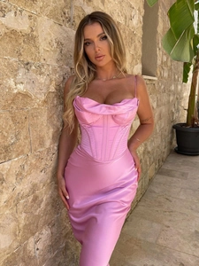 Rosa Satin-Bodycon-Midikleid mit Korsett-Oberteil und Spaghettiträgern im Freien