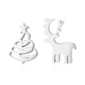 Boucles d'oreilles asymétriques argentées avec renne et sapin de Noël ajourés