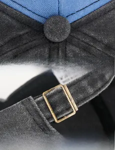 Détail de la casquette vintage montrant la boucle réglable en cuivre et la couture