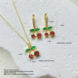 Detailsicht des Kirsch-Schmucksets mit Größenangaben auf weißem Marmorboden