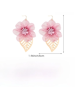 Dimensioni dettagliate degli orecchini a fiore in tessuto rosa con ciondolo a foglia