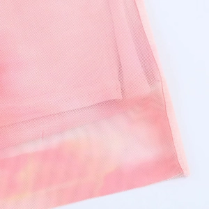 Gros plan détaillé du tissu en maille rose respirant avec une texture douce translucide