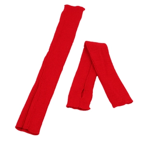Detailansicht langer roter Armstulpen aus Strick mit elastischer Textur und Länge