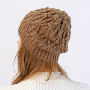 Detailansicht der braunen Strickmütze mit Rautenmuster und geripptem Umschlagrand