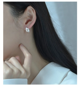 Close-up of minimalist S925 sterling silver multilayer curved line hoop earring on model