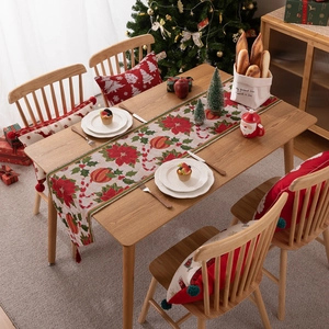 Runner da tavola natalizio con fiori jacquard e campane su tavolo in legno