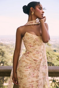 Détail de robe bustier fleurie avec texture froncée et écharpe de cou assortie en plein air