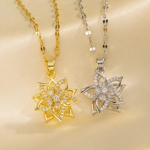 Elegante rotierende Blumen-Halsketten in Gold und Silber mit Zirkonia-Steinen besetzt